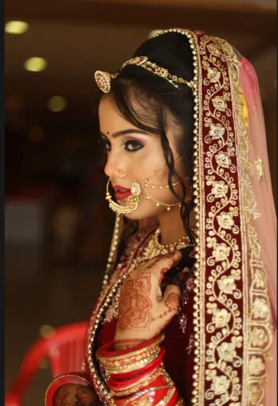 Bridal dupatta, jewellery and eye makeup detail from the Alwar competition